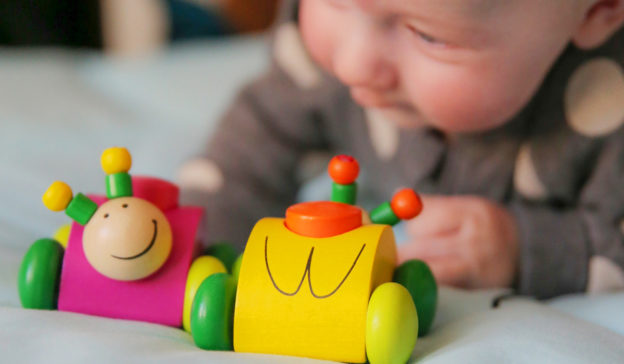 Beven Weg Verduisteren Vanaf wanneer kunnen baby's wat? - houten speelgoed Selecta